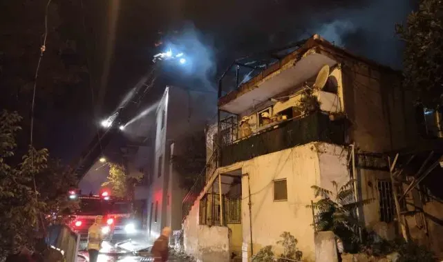 Pendik'te iki katlı ev alev alev yandı