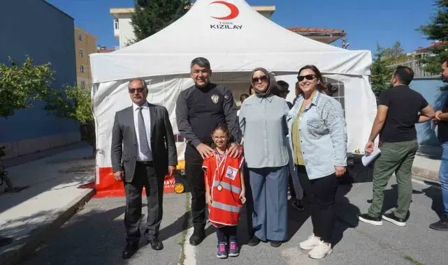 Kan bağışçısı getiren öğrenciye madalya veriliyor