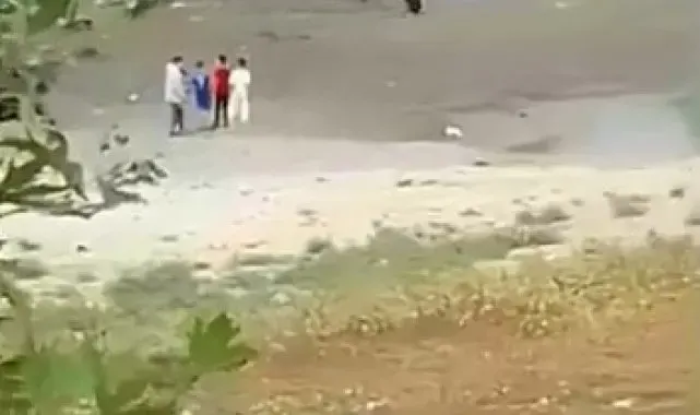 Bataklığa saplanan çocukları vatandaşlar kurtardı