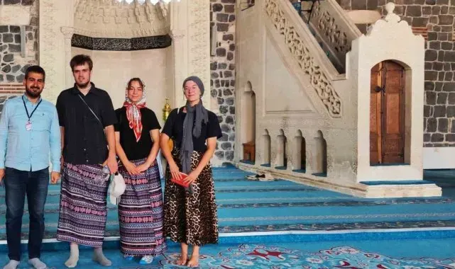 Bursa'dan sonra Diyarbakır Ulu Cami'de yabancı turistler etek giydi