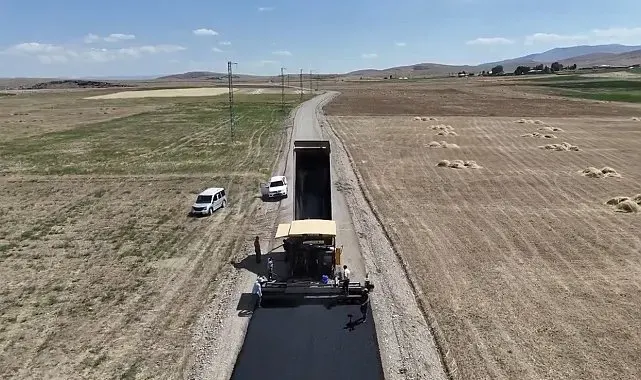 Ağrı'da, köylerde yol ve altyapı çalışmaları sürüyor