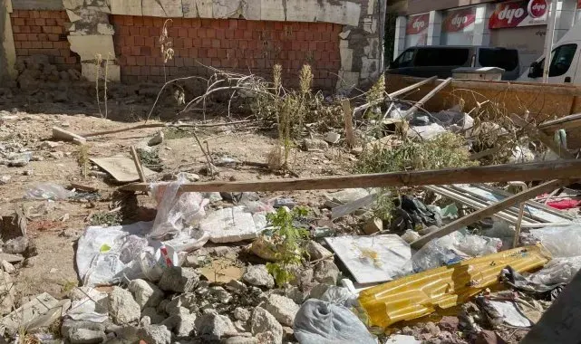 Eskişehir'de boş araziye atılan çöplere tepki