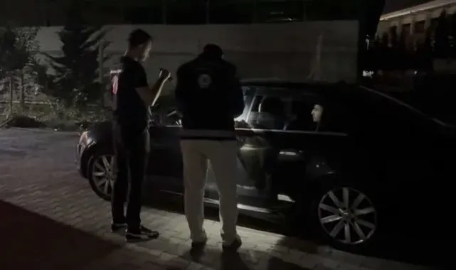 Osmaniye'de lüks otomobilde 4 göçmen yakalandı, 1 kişi tutuklandı