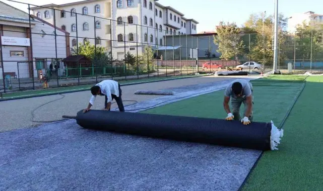 Oltu'da stadyumun zemini yenileniyor