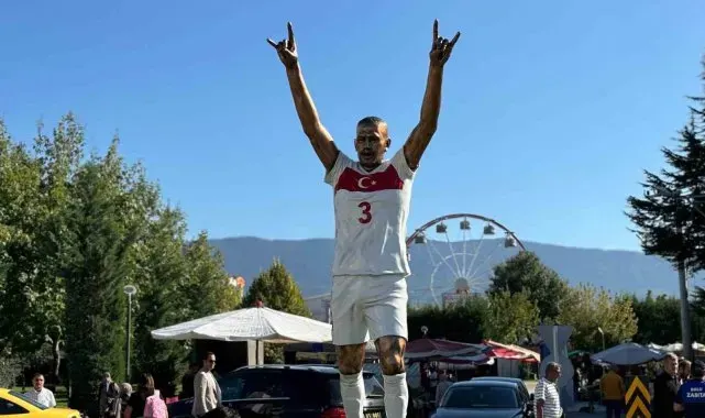 Tanju Özcan, Merih Demiral'ın "Bozkurt" heykelini diktirdi