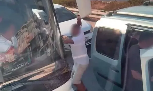 Emniyet şeridinden geçmek isteyen araçtakiler otobüs şoförüne saldırdı