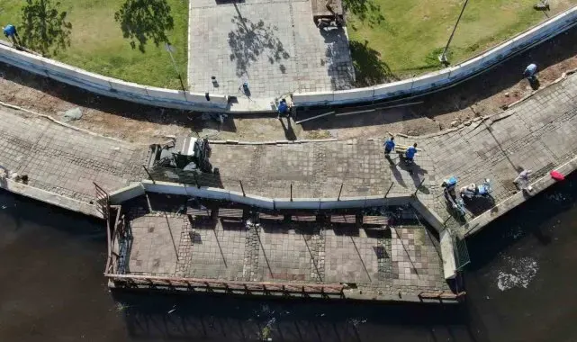 İzmir Kordon'da deniz taşkınlarına karşı beton bariyerlerin kurulumuna başlandı