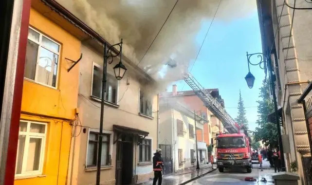 Geyve'de evde çıkan yangını yakınındaki 2 eve sıçradı: Mahsur kalan 2 çocuğu itfaiye kurtardı
