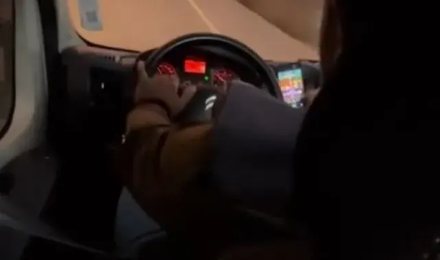 Bilecik'te dolmuş sürücüsü hem araç kullandı hem de cep telefonu ile oyun oynadı
