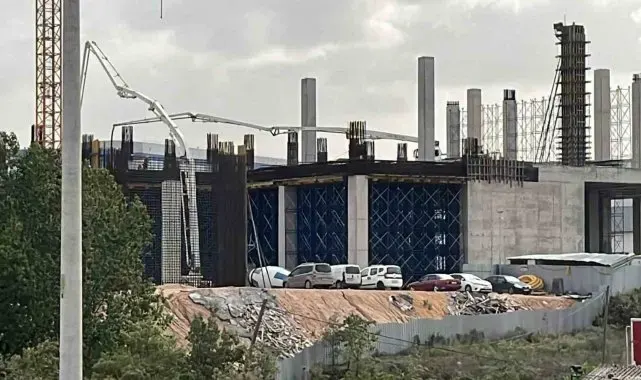 Platformdan düşen 2 inşaat işçisi yaralandı
