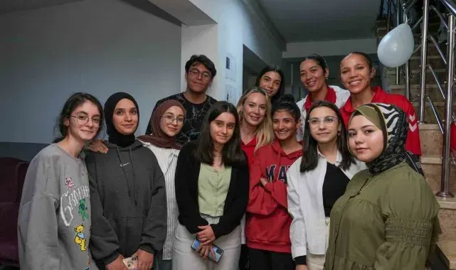 Kadın voleybol takımı çocuklar ve gençlerle buluştu