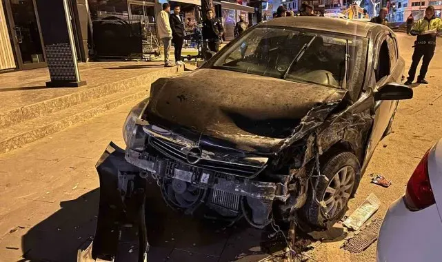 Kontrolden çıkan otomobil park halindeki araca çarptı, sürücü kaçtı
