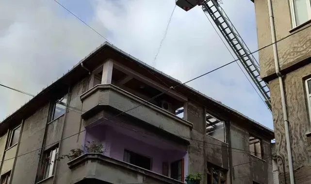 Esenler'de tadilat yapılan çatı alevlere teslim oldu: O anlar kamerada