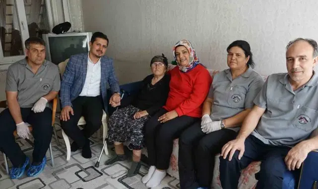Evlerini temizledikleri yaşlılara moral verip hayır dualarını alıyorlar