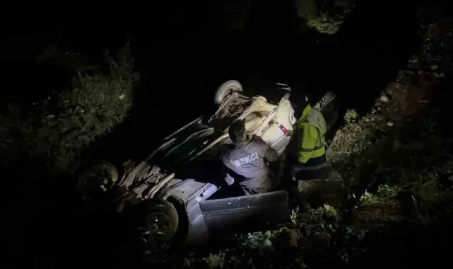 Kayıp olarak aranıyorlardı, şarampole yuvarlanmış otomobilde yaralı halde bulundular