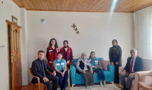 Çocuklardan 103 yaşındaki Seher nineye 'Yaşlılar Günü' ziyareti