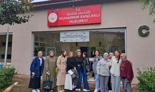 Üniversiteliler huzur evi sakinleriyle eğlenceli anlar geçirdi