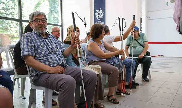 Başkan Çerçioğlu'ndan görme engelli vatandaşlara beyaz baston desteği