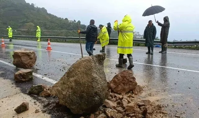 Bartın Cide yolunda kayalar yola düştü