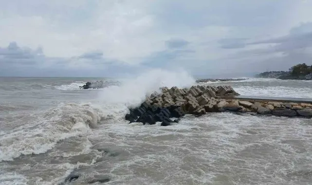 Karadeniz hırçınlaştı dalga boyu 3 metreyi aştı