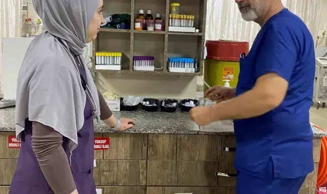 Doktor olan kız, sağlık personeli babasıyla aynı hastanede göreve başladı