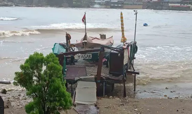 Bartın'da sağanak ve fırtına etkili oluyor