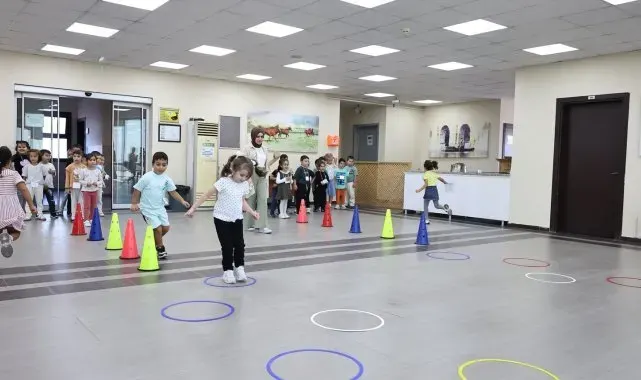 Sultangazi'de Ana Kucağı miniklerinin planetaryum ile uzay yolculuğu
