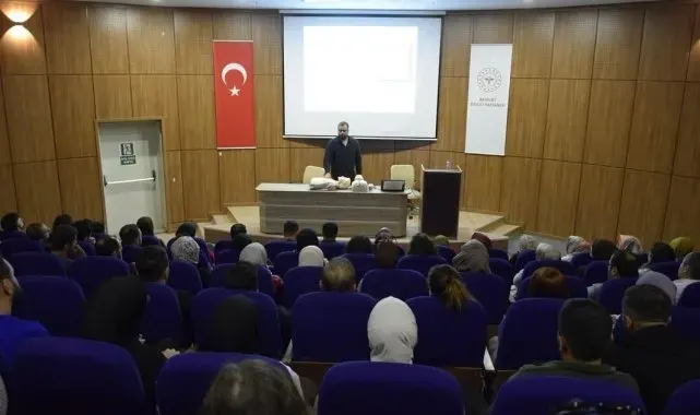 Bayburt'ta sağlık çalışanlarına yaşam destek eğitimi verildi