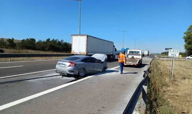 Otoyolda 2 otomobil çarpıştı: 3 yaralı