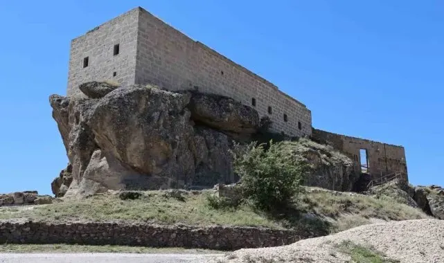 Kaya üzerindeki Yüksek Kilise ziyaretçilerin ilgi odağı