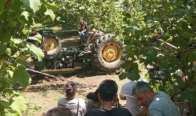 Bahçede eşinin yanına gittiği sırada devrilen traktörün altına kalarak öldü
