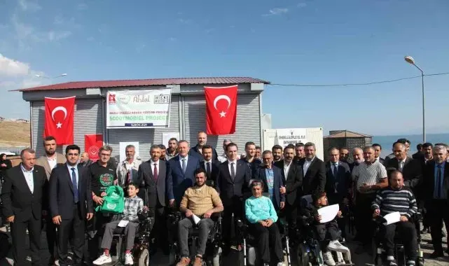 Ahlat'ta 50 engelliye akülü araç hediye edildi