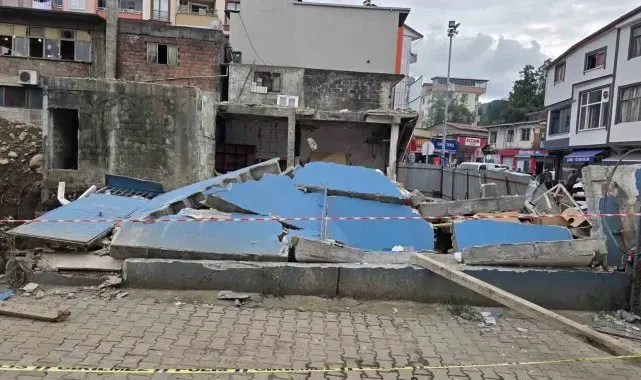 Artvin'in Kemalpaşa ilçesinde tek katlı bina yaşlı adamın üzerine çöktü