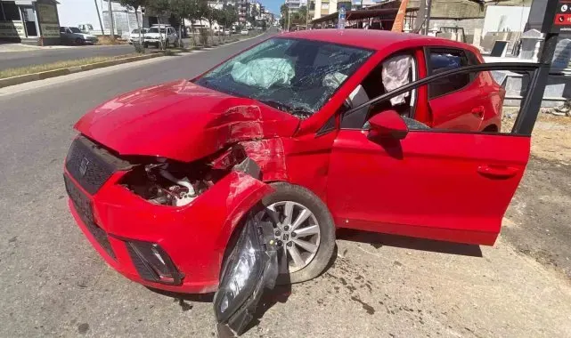 Serik'te iki otomobil kavşakta çarpıştı: 1 yaralı