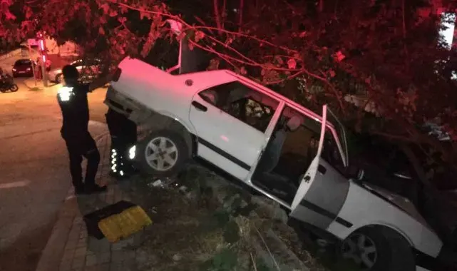 "Dur" ikazına uymayan otomobil bahçeye daldı, sürücü kaçtı yolcu yaralı