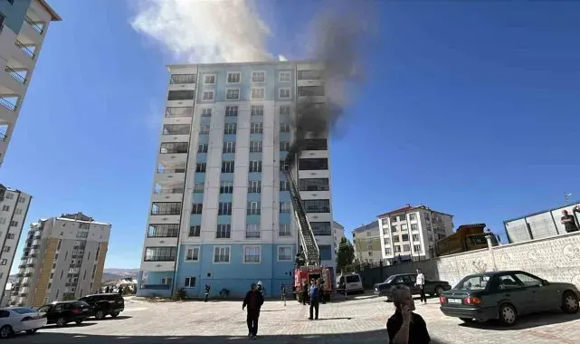 Sivas'ta korkutan yangın: Apartmanda mahsur kalanlar tek tek kurtarıldı