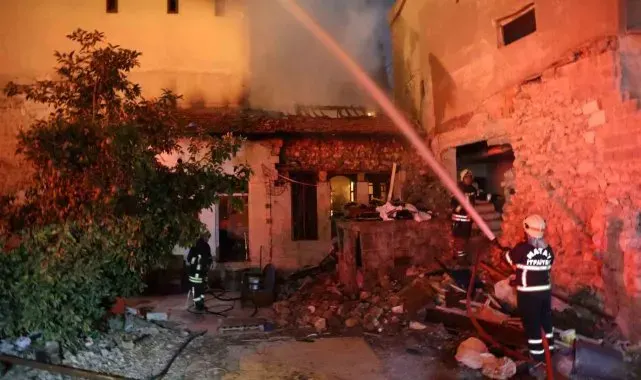 Antakya'da metruk bina alevlere teslim oldu