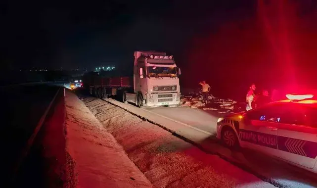 Bandırma'da kontrolden çıkan seramik yüklü tır karşı şeride uçtu