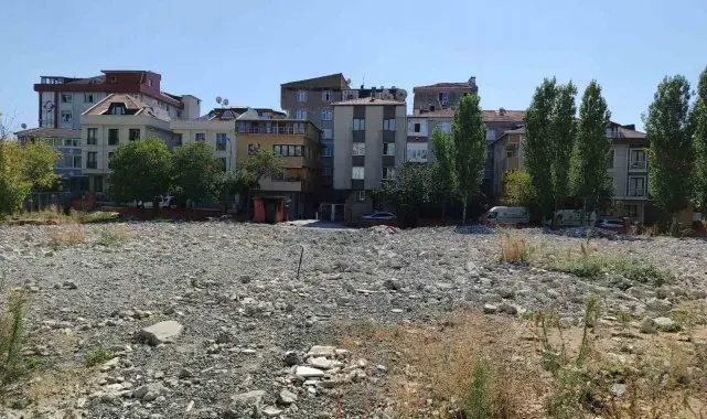 Öğrenci ve veliler yıkılan okulun yeniden yapılmasını istedi