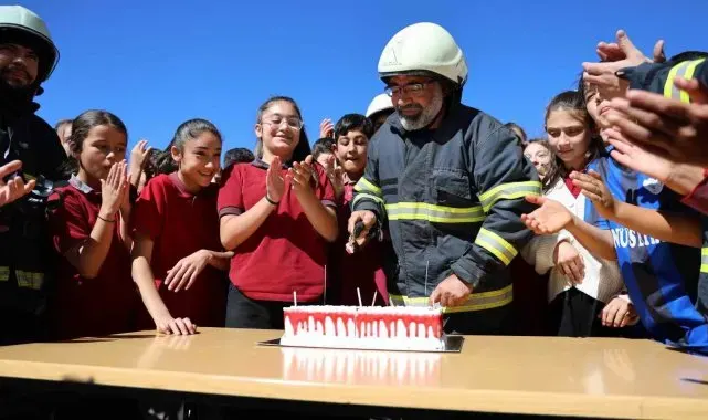 Muhtar ve öğrencilerden itfaiye erlerine pastalı sürpriz