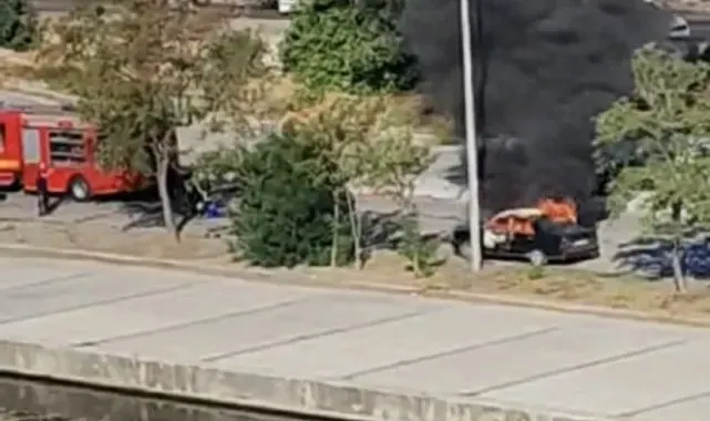 Çanakkale'de park halindeki otomobil alev alev yandı