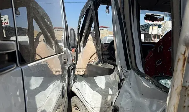 Yüksekova'da minibüs ile kamyonet çarpıştı: 10 yaralı