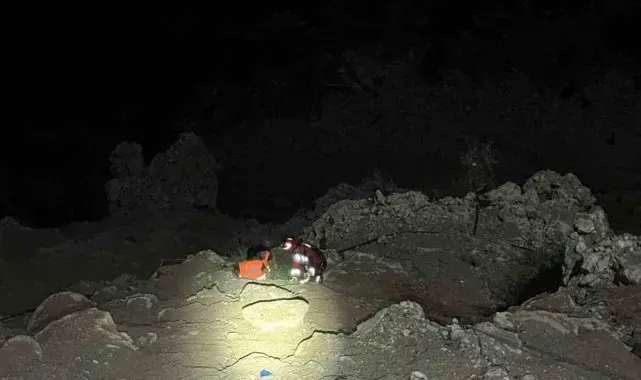 Marmaris'te uçurumda mahsur kalan 2 kişiyi itfaiye ekipleri kurtardı