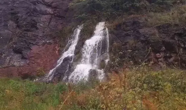 Sinop'taki yağışların ardından kayalık alanda şelale oluştu