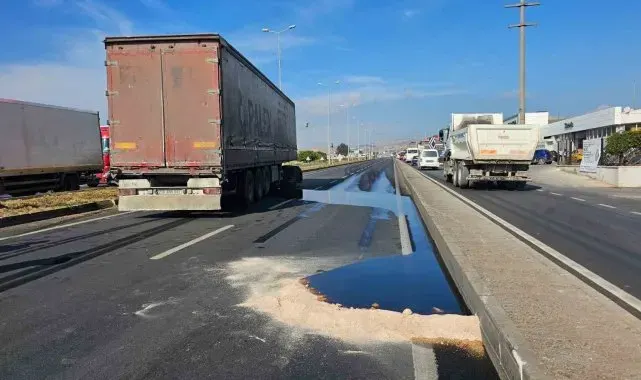 Bandırma'da tır kazası sonrası yola mazot döküldü