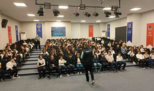 Siber polisi kamu kurum çalışanları ve öğrencileri bilgilendirdi