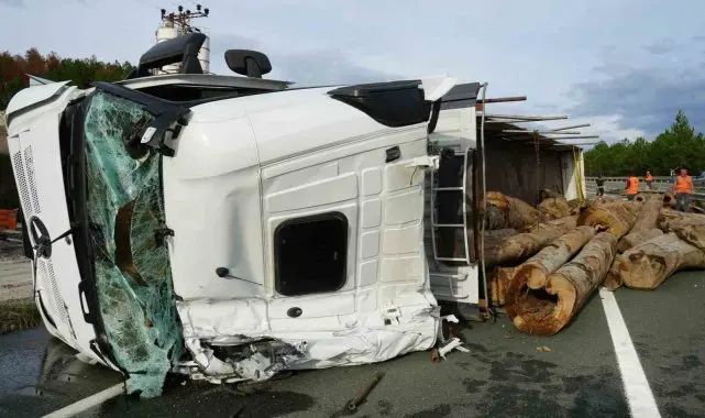 Kastamonu'da tomruk yüklü tır virajı alamayarak devrildi: 1 yaralı