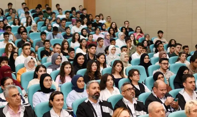 Rektör Keleş, Tıp Fakültesi 1. dönem öğrencileriyle bir araya geldi