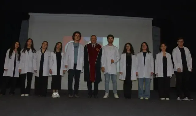 Yeni tıbbiyeliler önlüklerini giydi