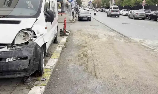 Ataşehir'de devrilen kamyon 3 araca zarar verdi